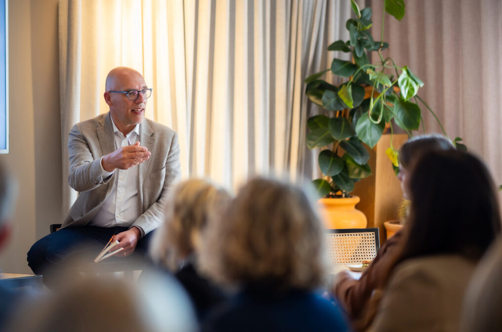 Wil Schoenmakers addressing an audience.